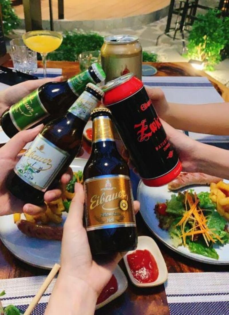 Một quầy hàng bán đồ ăn vặt hoặc hải sản chế biến sẵn trên vỉa hè ở Nha Trang, thu hút du khách với hương thơm và cách bài trí dân dã, gần gũi với biển Nha Trang.